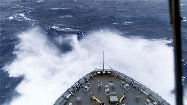 Australien wappnet sich für Zyklon - Extremruderer gerettet Ein australisches Marineschiff kämpfte sich durch meterhohe Wellen, um den Extrem-Ruderer zu retten.