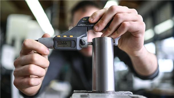 DGB: Viele Azubis schlecht auf Digitalisierung vorbereitet Ein Auszubildender im Metall-Handwerk misst in einem Ausbildungszentrum die Dicke eines Werkstücks.