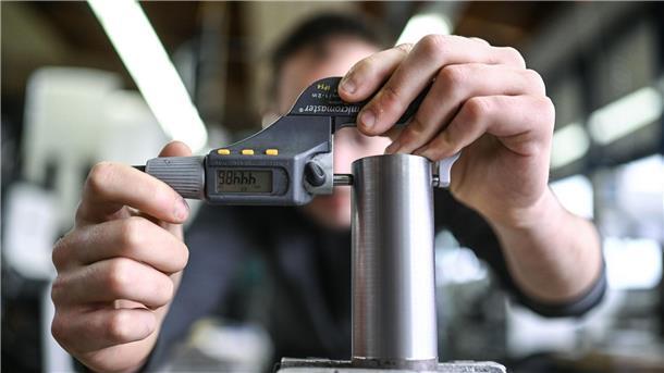 Zukunftssorgen und kaum Praktika: Startprobleme für Azubis Ein Auszubildender im Metall-Handwerk misst in einem Ausbildungszentrum die Dicke eines Werkstücks.