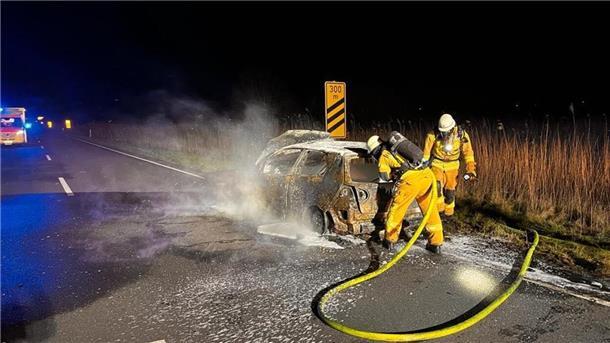 Ein Auto brannte in der Nacht zum Samstag auf der B 437.