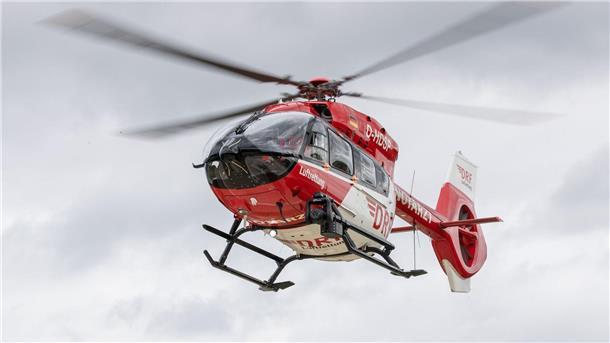 Auto fährt in Graben bei Jade – 85-Jähriger stirbt noch an der Unfallstelle Ein Rettungshubschrauber fliegt einen Einsatz.