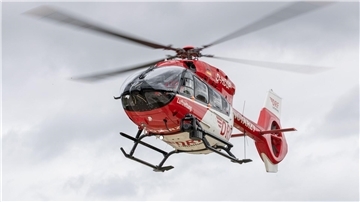 Auto fährt in Graben bei Jade – 85-Jähriger stirbt noch an der Unfallstelle Ein Rettungshubschrauber fliegt einen Einsatz.