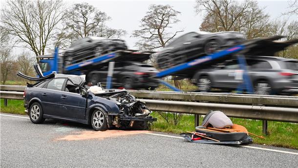Schwerer Unfall auf der A27: Autobahn-Sperrung ab Hagen wieder aufgehoben Ein Auto krachte auf der A27 auf einen Lkw. Die Strecke musste zwischen Hagen und Stotel gesperrt werden.
