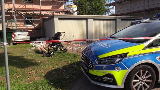 Ehefrau und Kind angefahren und attackiert - 19-Jährige tot Ein Auto (links hinten) steht an einem Haus, nachdem der Fahrer zuvor eine Frau und ein Kind angefahren und lebensgefährlich verletzt hatte.