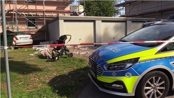 Ein Auto (links hinten) steht an einem Haus, nachdem der Fahrer zuvor eine Frau und ein Kind angefahren und lebensgefährlich verletzt hatte.