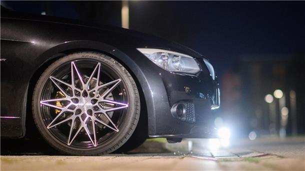 Hunderte Autotuner treffen sich in Blankenburg im Harz Ein Auto mit besonderen Felgen steht bei einem Treffen der Autotuner-Szene.