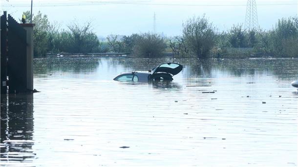 Italien: Aufräumarbeiten nach schweren Unwettern Ein Auto steht nach heftigen Regenfällen in der Toskana im Hochwasser.