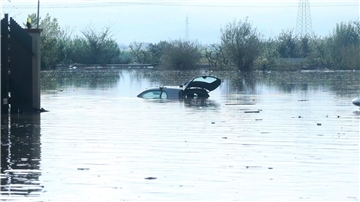 Ein Auto steht nach heftigen Regenfällen in der Toskana im Hochwasser.
