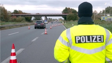 Großkontrolle der Polizei am Wesertunnel: Was dieses Jahr überrascht Ein Auto wird von der Polizei auf die Kontrollstelle geleitet.
