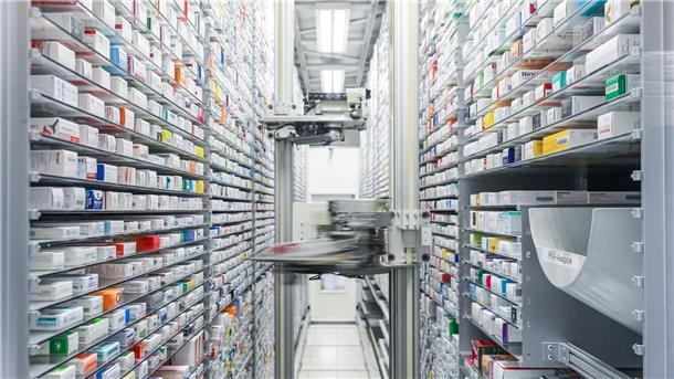 Arznei-Lieferprobleme: Kassen bauen auf Apotheken und Handel Ein automatisiertes Medikamentenlager einer Apotheke.