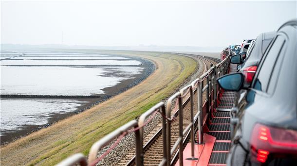 Syltdamm? Neuer Vorstoß zur Umbenennung des Hindenburgdamms Ein Autozug der Deutschen Bahn fährt über den Damm auf die Nordseeinsel Sylt.