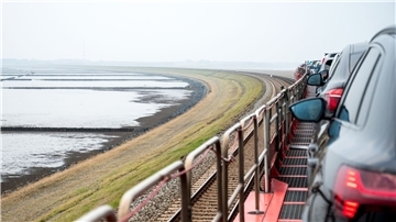 Ein Autozug der Deutschen Bahn fährt über den Damm auf die Nordseeinsel Sylt.