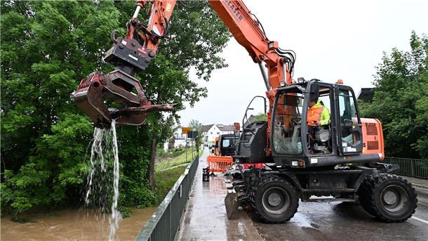 Süddeutschland ächzt unter dem Hochwasser Ein Bagger holt in Meckenbeuren-Brochenzell Bruchholz aus dem Fluss Schussen.