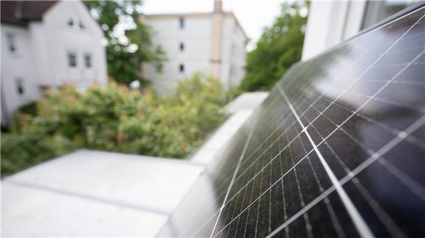 Solarboom bei Hausbesitzern Ein Balkonkraftwerk hängt an einem Balkon. Die Nachfrage nach der eigenen Solaranlage auf dem Dach ist in Deutschland sprunghaft gestiegen.