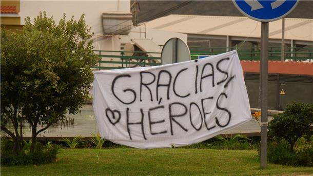 Waldbrand auf Teneriffa zwingt zu weiteren Evakuierungen Ein Banner mit der Aufschrift „Gracias, Heroes“ (Danke, Helden) ist an einem Kreisverkehr gespannt.