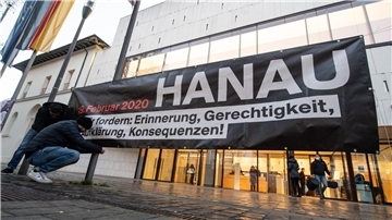 Ein Banner vor dem Landtag in Wiesbaden: „Hanau: Wir fordern: Erinnerung, Gerechtigkeit, Aufklärung, Konsequenzen“ (Archivbild).