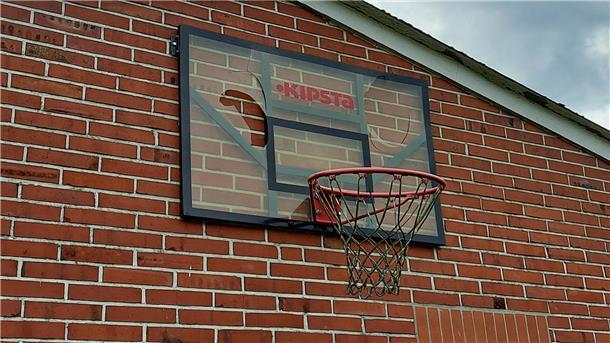 Vandalismus beim TSV Uthlede: Verein spricht Hausverbote für Jugendliche aus Ein Basketballkorp an der Rückseite des Vereinsheim würde mit Steinen beschädigt.