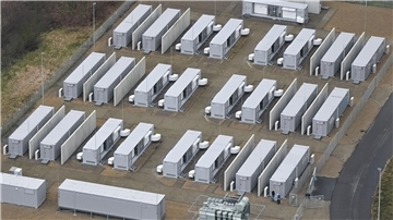 Ein Batteriepark in der Lausitz. Ein im nordrhein-westfälischen Waltrop geplanter Batteriepark soll bis 2028 ebenfalls in Containerbauweise errichtet werden. (Symbolbild)