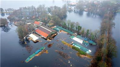 Ein Bauernhof im Bremer Stadtteil Timmersloh steht unter Wasser.