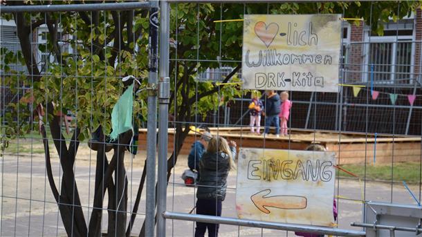 Ein Bauzaun begrenzt den Spielplatz der DRK-Kita am Zevener Klostergang.