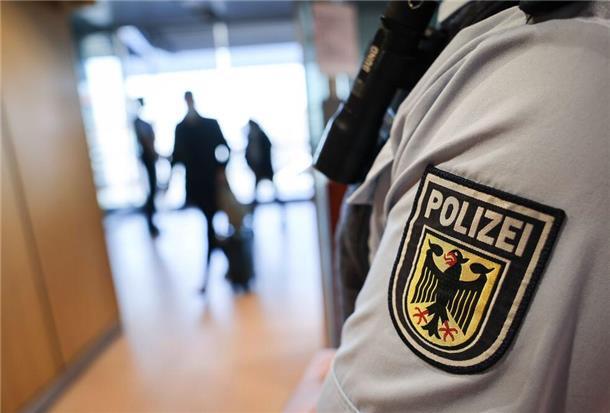 Ungerechte Abschiebung nach Afghanistan: Bremerhavener kämpft für seine Schwester Ein Beamter der Bundespolizei kontrolliert Reisende am Flughafen. Wenn jemand keinen gültigen Pass hat und in Deutschland Asyl beantragen will, durchläuft er das sogenannte Flughafenverfahren.