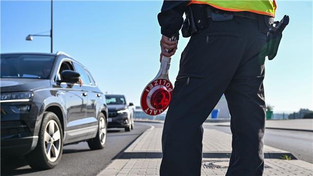 Gewerkschaft der Polizei: Kampf gegen Schleuser richtig Ein Beamter der Bundespolizei steht am deutsch-polnischen Grenzübergang Stadtbrücke bei einer Kontrolle.