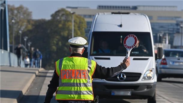 Bundespolizei: Deutlicher Anstieg bei unerlaubten Einreisen Ein Beamter der Bundespolizei stoppt den Fahrer eines Kleintransporters an einem deutsch-polnischen Grenzübergang.