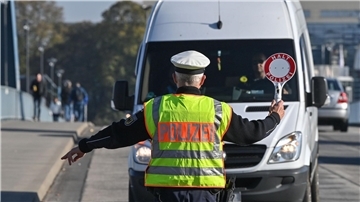 Union für Grenzkontrollen nach Polen  Ein Beamter der Bundespolizei stoppt einen Fahrer eines Kleintransporters bei der Einreise nach Deutschland am deutsch-polnischen Grenzübergang Stadtbrücke in Frankfurt (Oder). (Archiv)
