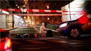 Ein Beamter der Kriminalpolizei arbeitet am Tatort unweit des Eiffelturms in Paris.
