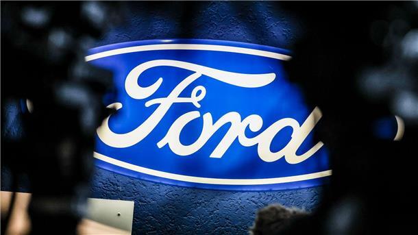 Förderspritze für Elektroautos? Scholz sieht Brüssel am Zug Ein beleuchtetes Firmenschild des Autobauers Ford leuchtet am Rande einer Betriebsversammlung am Standort Köln.