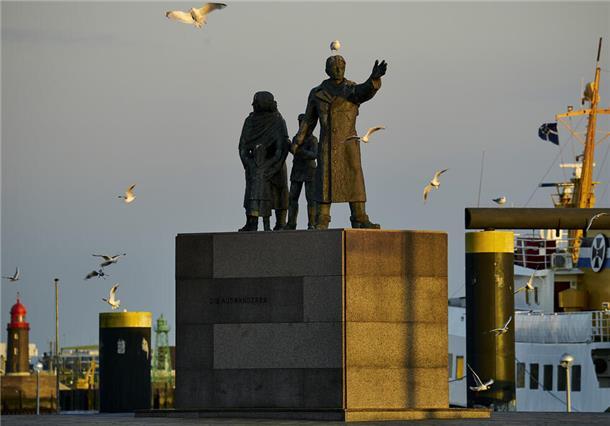 Mehrere Gedenktafeln am Auswanderer-Denkmal entwendet Ein beliebtes Fotomotiv an der Seebäderkaje - und nun das Ziel von Dieben: Unbekannte haben Gedenktafeln von dem Auswanderer-Denkmal gestohlen. Die Polizei ermittelt und hofft auf Zeugenhinweise zur Tat, die sich auf dem Willy-Brandt-Platz ereignet hat.