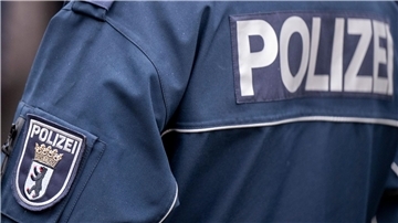 Ein Berliner Polizist scheint vom rechten Pfad abgekommen zu sein.