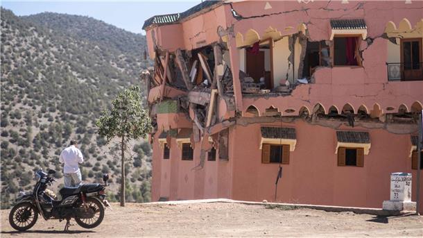 Erdbeben in Marokko: Verzweifelte Suche nach Überlebenden Ein beschädigtes Hotel im Dorf Moulay Brahim außerhalb von Marrakesch.