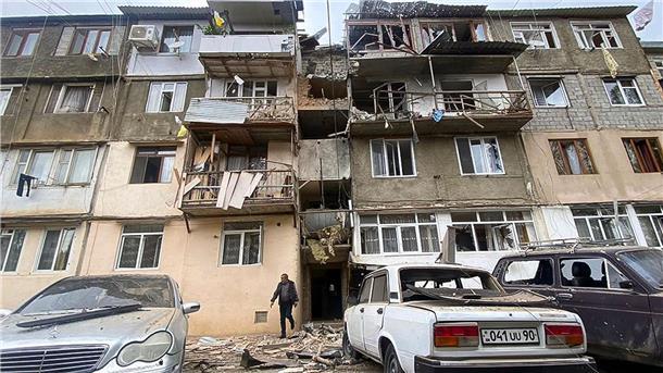 Armenien bereitet Aufnahme von Landsleuten aus Karabach vor
Ein beschädigtes Wohnhaus in Stepanakert nach dem Beschuss.