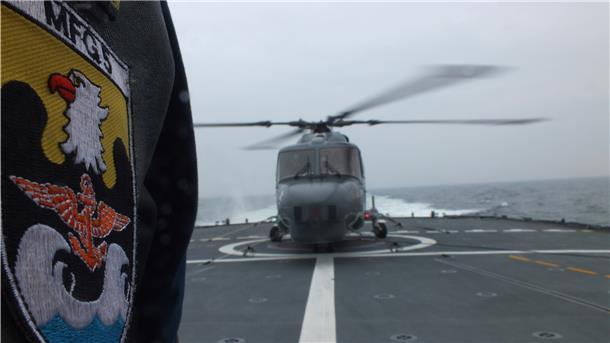 Ein besonderer Anblick: Der Bordhubschrauber „Sea Lynx“ ist auf der portugiesischen Fregatte „Corte Real“ eingeschifft worden. Mit dabei ist das in Nordholz stationierte Marinefliegergeschwader (MFG) 5. Der Hubschrauber wird dort bis zum 1. Dezember bleiben und an dem NATO Manöver „Flotex Silver“ vor der Küste Norwegens teilnehmen.