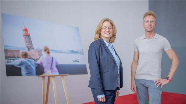Verleihung des Bremer Fotopreises 2022 in der Bremischen Bürgerschaft. Im Bild: Bürgerschaftspräsidentin Antje Grotheer mit Preisträger Arnd Hartmann. 