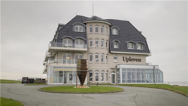 Ein besonderes Hotel an einem besonderen Ort: Das Upstalsboom-Hotel Upleven steht mitten im Nordseedeich in Wremen.