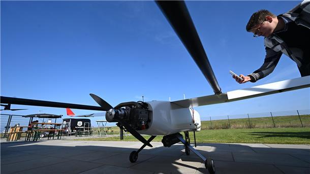 Ein Besucher fotografiert die Drohne „S360Mk.II“ von Hanseatic Aviation Solution. Bei der Eröffnung der Entwicklungs- und Testumgebung für Drohnen des Fraunhofer-Institut für Fertigungstechnik und Angewandte Materialforschung in Cuxhaven fand eine Flugshow von Drohnen statt. 
