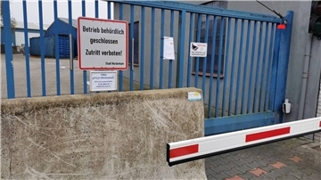 Betonklotz und Schranke vor dem Tor einer Betriebszufahrt in Nordenham. 