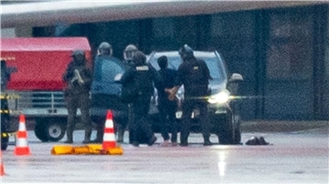 Ein bewaffneter Mann war am Samstagabend mit seinem Auto und seinem vierjährigen Kind auf das Vorfeld des Airports gerast.