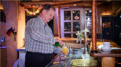 39 Jahre am Puls von Bremerhaven: Nachtschicht mit Wirt Peter Fritz im „Ei“