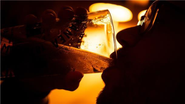 Ein Bier zum Feierabend geht noch in Ordnung, aber es kann daraus ein problematisches Trinkverhalten entstehen.