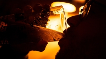 Ein Bier zum Feierabend geht noch in Ordnung, aber es kann daraus ein problematisches Trinkverhalten entstehen.