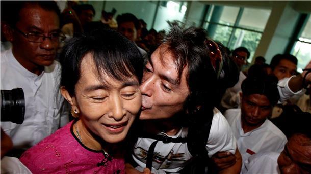 Ein Bild aus besseren Tagen: Aung San Suu Kyi 2011 zusammen mit ihrem Sohn Kim Aris. (Archivbild)