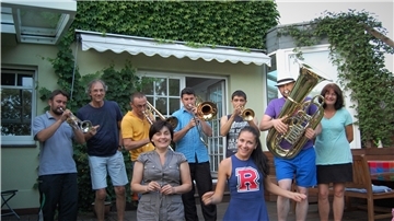 Ein Bild aus besseren Tagen: Die Musiker der Lemberger Gold Brass Band mit Irina Felko (vorne links) sowie ihren Gastgebern Stefan (2. von links) und Barbara Tönjes (rechts).