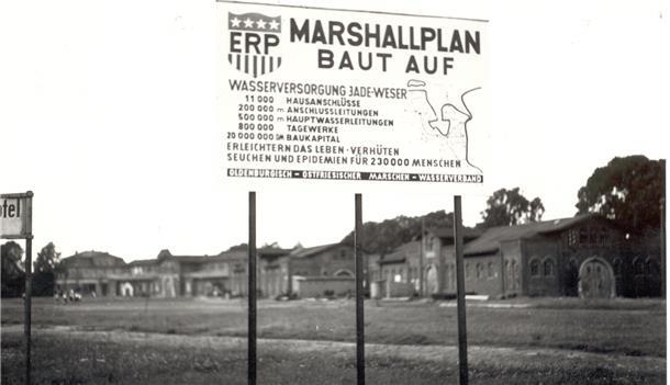 Ein Bild aus den frühen 1950er Jahren erinnert an die Zeit, als es noch drei Hallen am Marktplatz gab. Links neben der Longierhalle ist die Landwirtschaftliche Halle zu sehen, die 1977 abgerissen wurde, um Platz für ein Feuerwehrhaus zu machen.