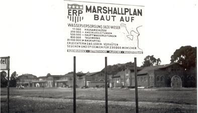 Ein Bild aus den frühen 1950er Jahren erinnert an die Zeit, als es noch drei Hallen am Marktplatz gab. Links neben der Longierhalle ist die Landwirtschaftliche Halle zu sehen, die 1977 abgerissen wurde, um Platz für ein Feuerwehrhaus zu machen.
