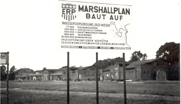 Ein Bild aus den frühen 1950er Jahren erinnert an die Zeit, als es noch drei Hallen am Marktplatz gab. Links neben der Longierhalle ist die Landwirtschaftliche Halle zu sehen, die 1977 abgerissen wurde, um Platz für ein Feuerwehrhaus zu machen.