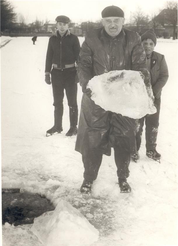 Als die Winter in Nordenham noch kälter waren Ein Bild aus den frühen 1960er Jahren. An den Gateteichen wurde bei strengem Frost Eis „geerntet“.