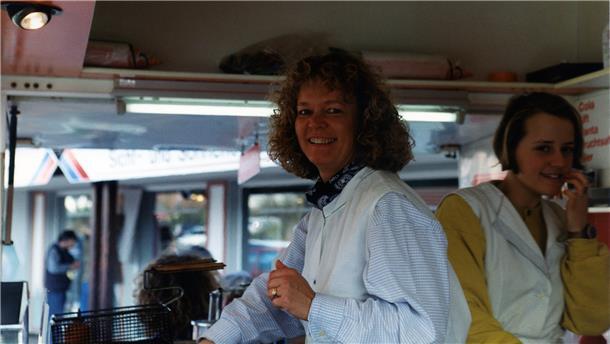Das Foto zeigt Brigitte Krams mit ihrer Tochter Kathrin im Imbisswagen. 